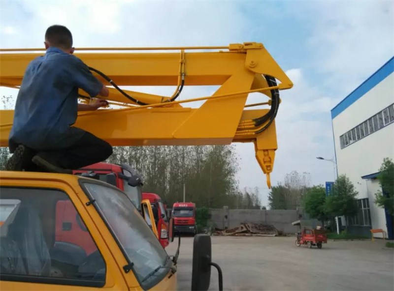 東風14米高空作業(yè)車自帶吊鉤